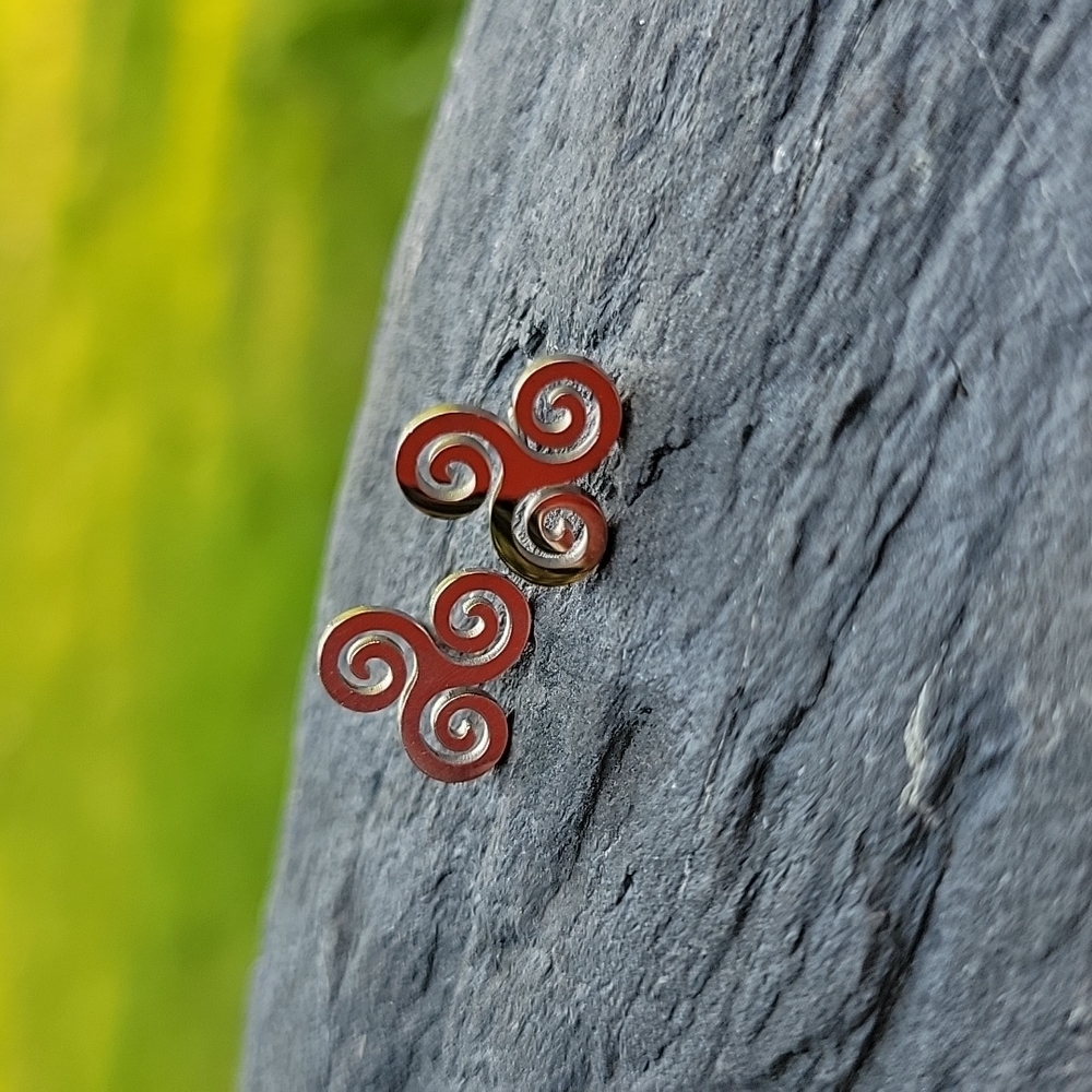 Curlique Stud Earrings, unisex - Picture 5 of 6